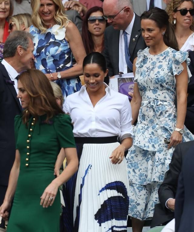 包忙|凯特穿短裙遇狂风,捧着花夹着包忙用手遮,频露打底努力挤笑好尬