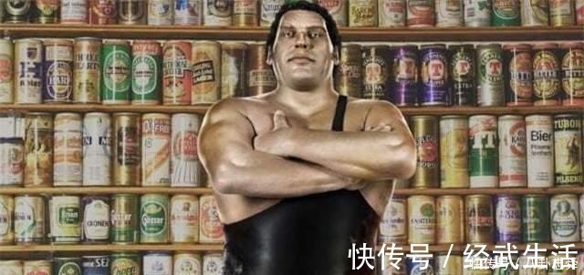 wwe|世上酒量最大的巨人，1小时能喝108瓶啤酒，死后骨灰重15斤