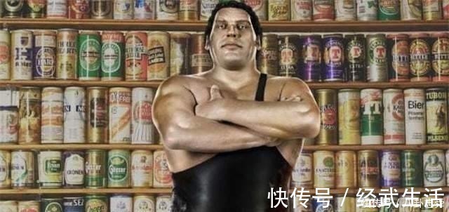 wwe|世上酒量最大的巨人,1小时能喝108瓶啤酒,死后骨灰重15斤