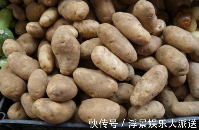 今天才知道,保存土豆真简单,只放一点它,放一年都不怕发芽