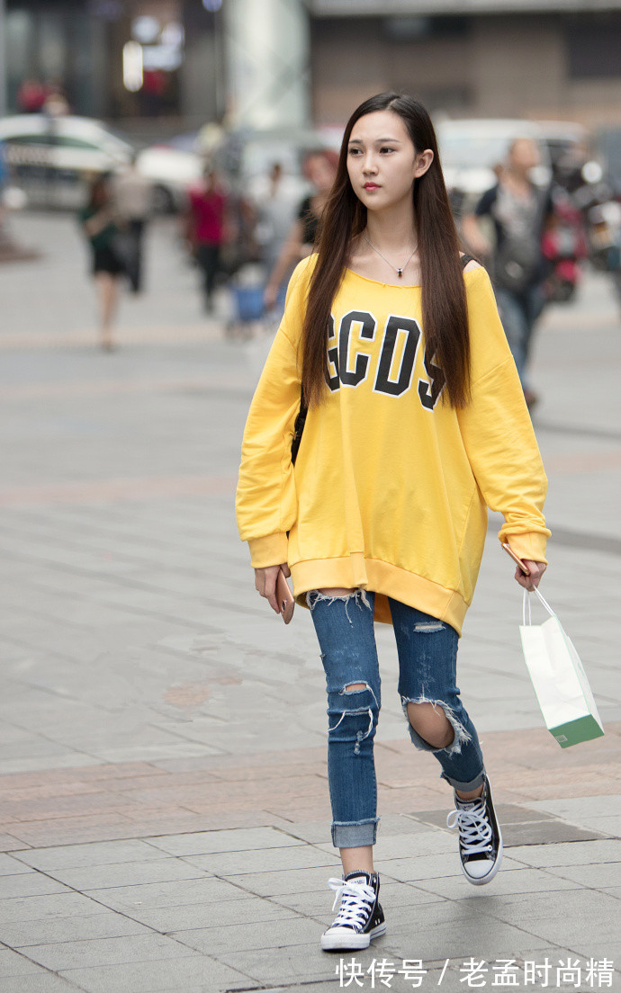 街拍|重庆街拍,百搭单品的T恤,舒服又随意,怎么搭配都好看!