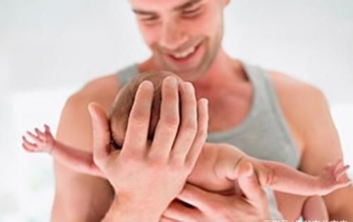 爸爸|爸爸和舅舅抢着抱宝宝走红,像极了猪八戒看人参果:越看越喜感