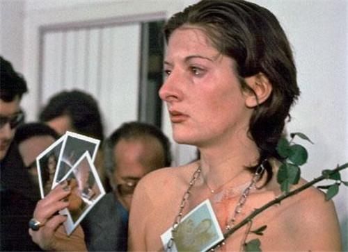 小时|她将身体麻醉6小时任人处置，没等到拥抱与玫瑰，只有路人的狂欢