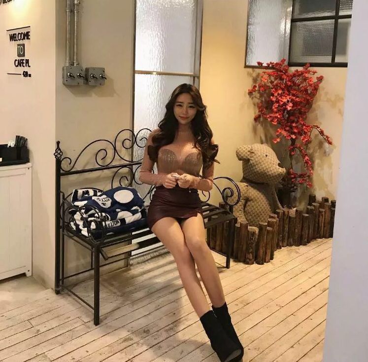 千娇百媚|街拍:千娇百媚端庄的美女,穿衣走心曲线有致像女神!