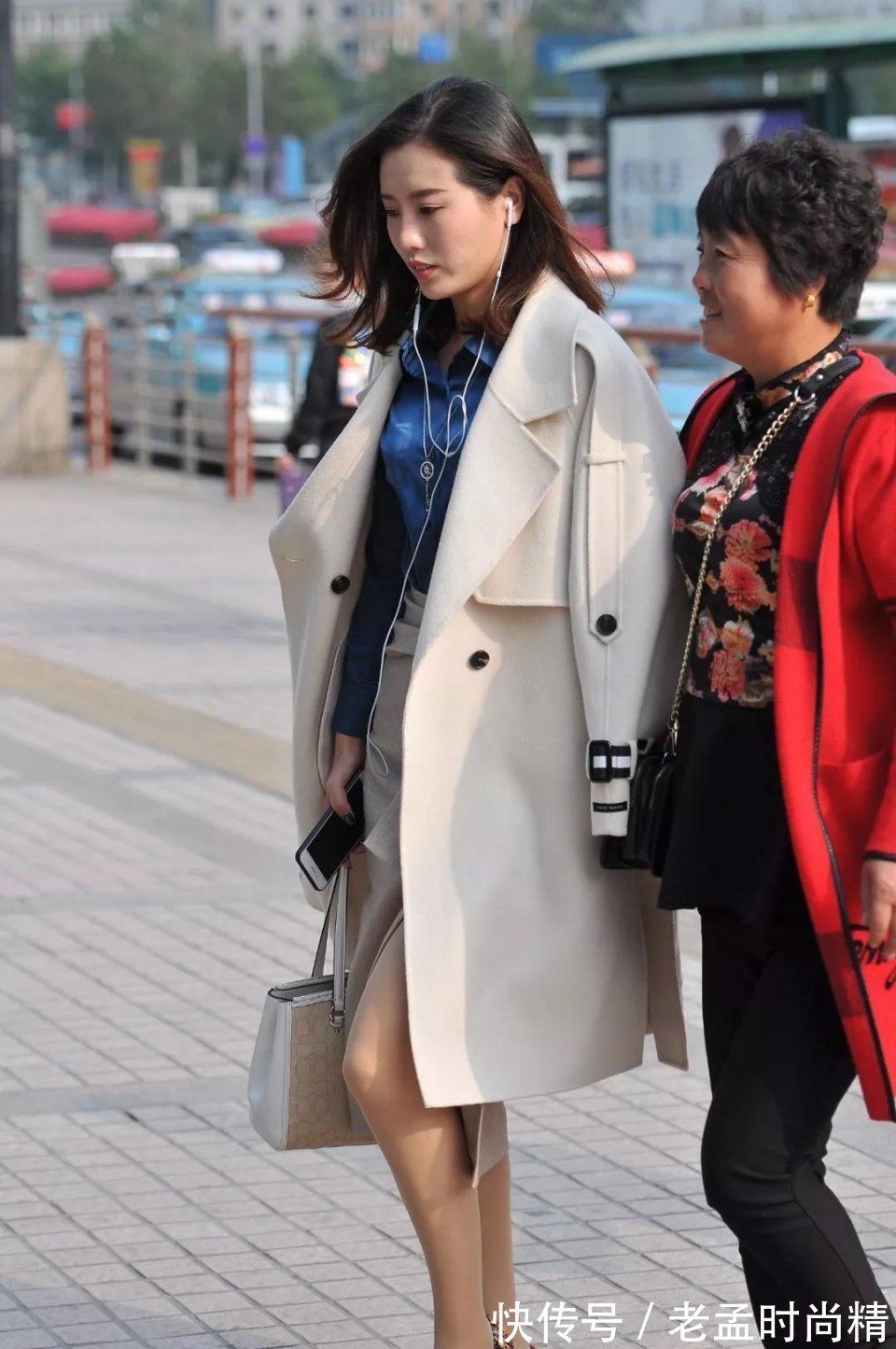 性感 街拍: 浓淡适中, 仪静体闲有气质的性感成熟少妇, 气质很高贵!