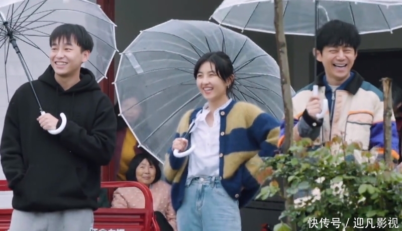 粗茶淡饭|继同款睡衣后,张艺兴和杨紫又穿同款雨衣,连何炅都忍不住撮合?