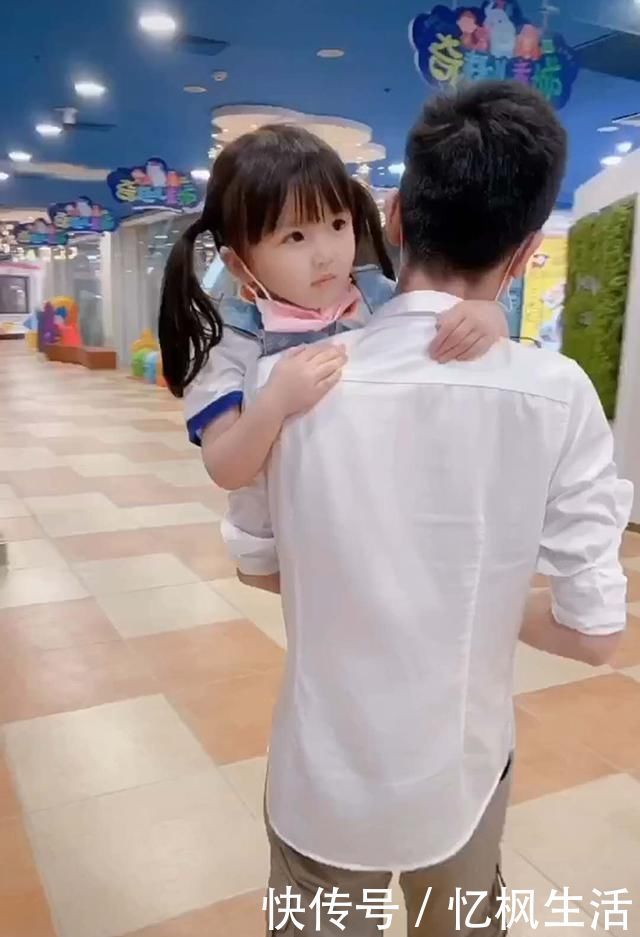 小棉袄|女儿逛商场累了向爸爸求抱抱,爸爸当场拒绝,随后女儿一句话让爸爸妥协