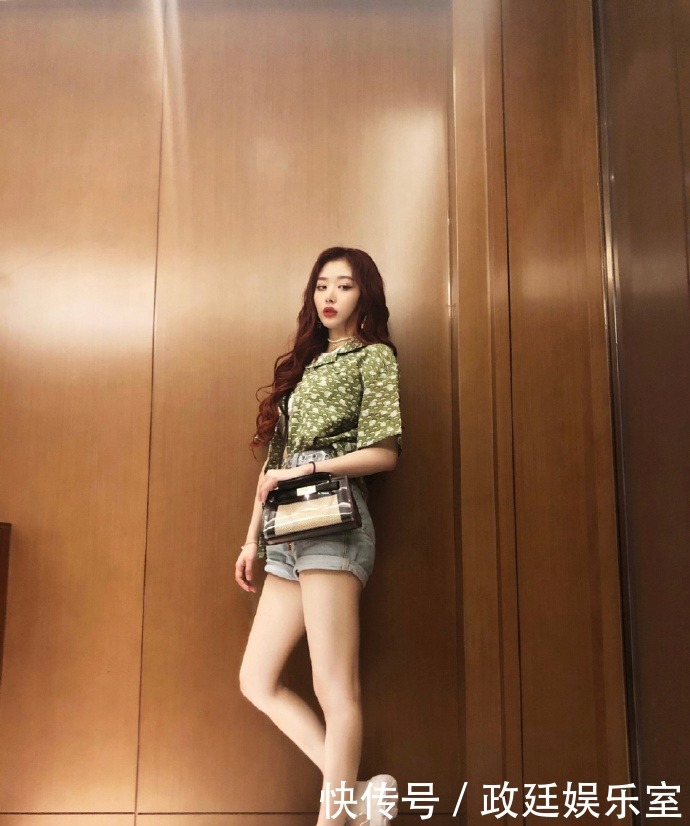 牛仔|孔雪儿不做腿模可惜了!穿牛仔短裤都洋气,“丝袜”美腿让人羡慕