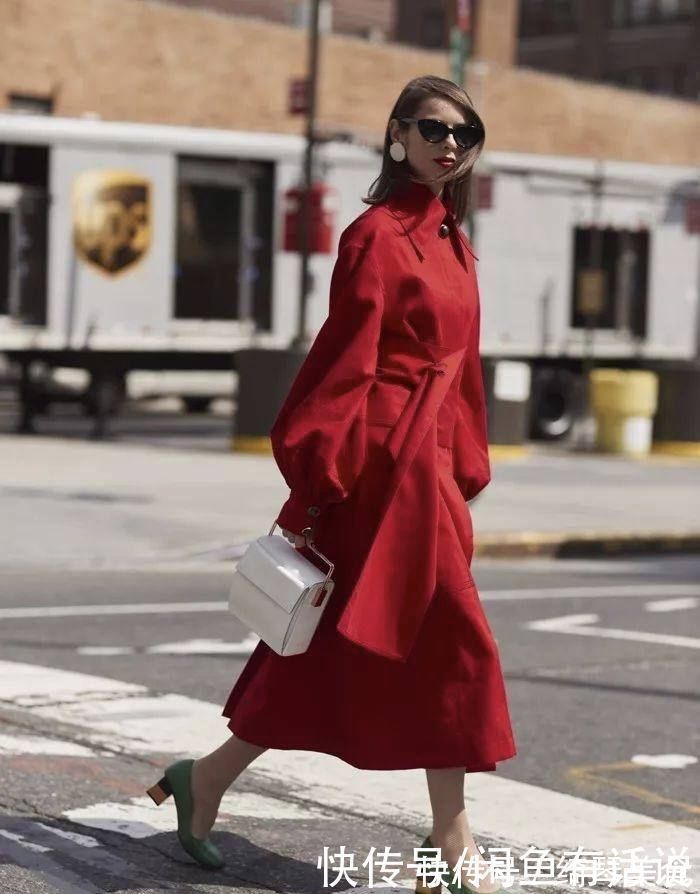 酒红色 四五十岁女人,秋冬大衣别选这几种“姨妈色”,显俗气还掉档次