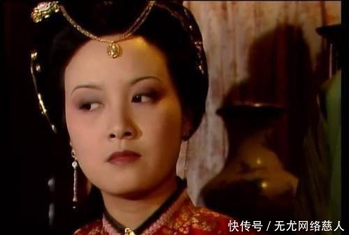 王熙凤|《红楼梦》王夫人扔出一个“绣春囊”,王熙凤吓得连忙下跪