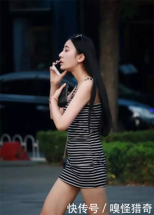 斑马|街拍美女:小姐姐简便的“斑马裙”穿起来,秀气浪漫,更显时尚感