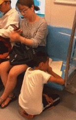 |搞笑GIF： 提起裤子赶紧跑吧 这种情况就别解释了