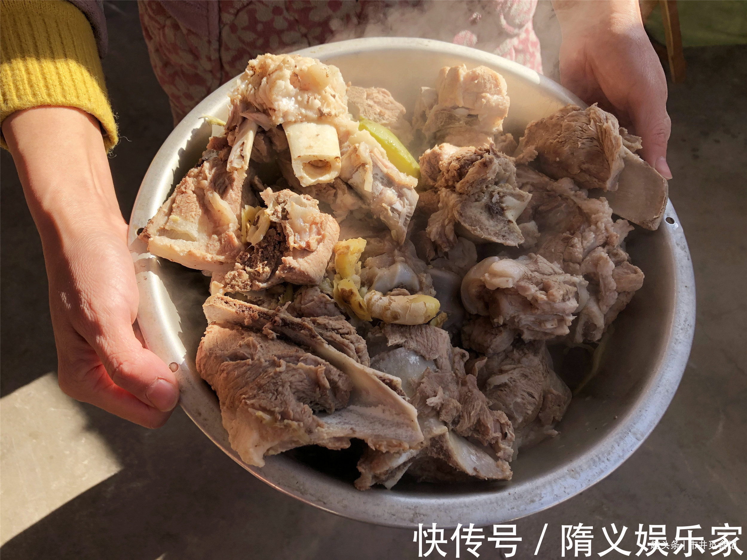焯水|煮排骨大骨头时,记住“3用2不放”,肉香腥味小,汤白味道鲜