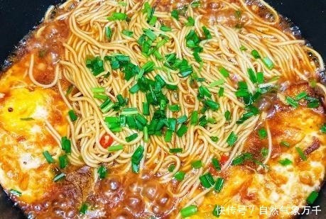 焖面|面条这做法，我家一周吃5次，解馋过瘾，上桌比肉菜还先光盘