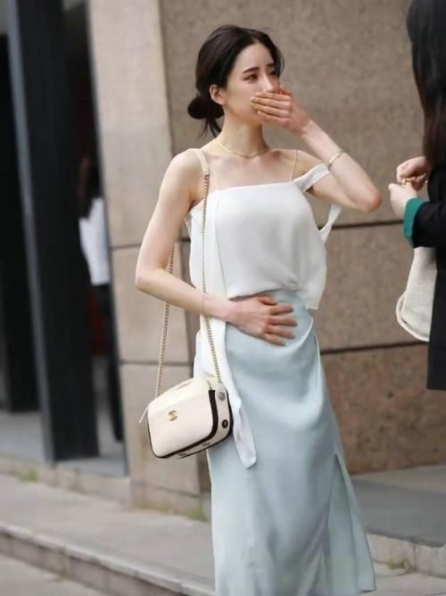 凉爽感|小姐姐穿搭“不正经”却成为了潮流,显得更加柔美和知性
