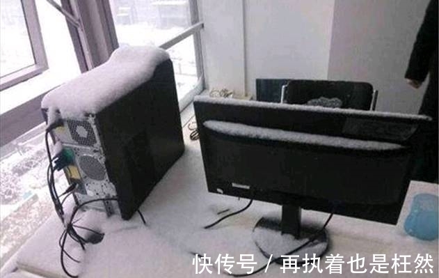 |搞笑图片幽默段子笑话：下雪天不关窗的后果，电脑都被雪埋了呢