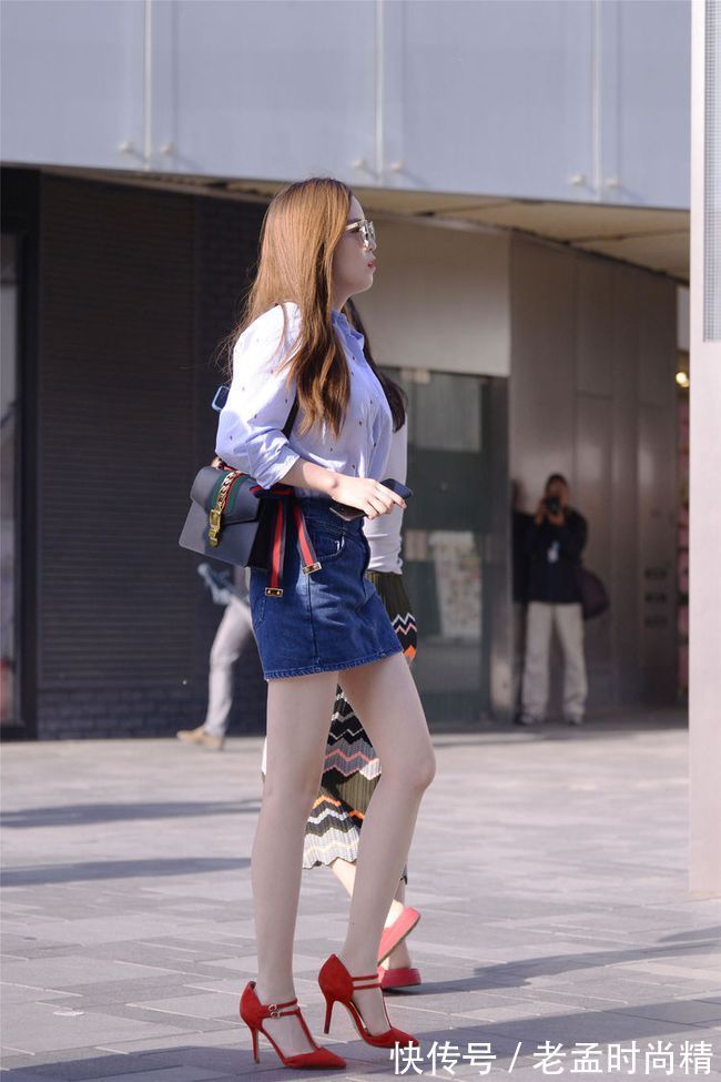 美女|街拍美女:漂亮的牛仔短裙,搭配红色尖头细跟凉鞋,展现气质美
