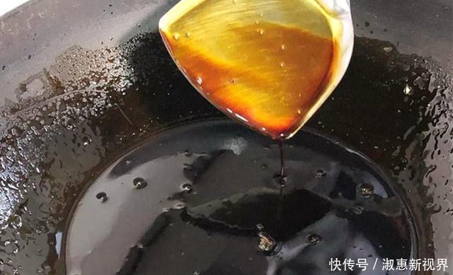 炒糖色时,冰糖直接下锅炒是大忌!多加这1步,糖色不发苦更红亮