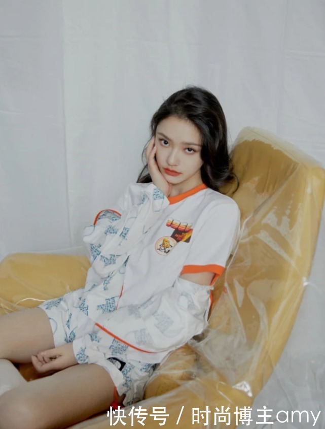 拉进黑名单的“死亡白袜”,却被林允穿出高级感,秀出漫画腿太撩了