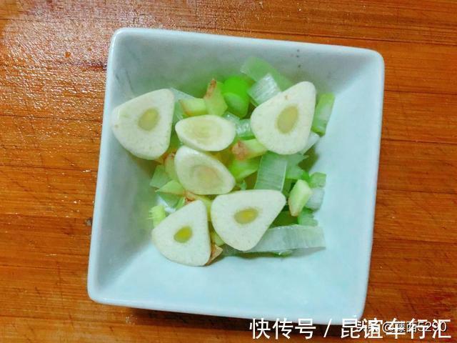 宽粉|尖椒炒东北水晶大拉皮，三分钟出锅的快手菜，谁吃谁香