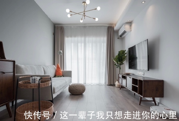 客餐厅|通风一年终于搬新家,墙面只刷乳胶漆,电视墙不造型,越看越耐看