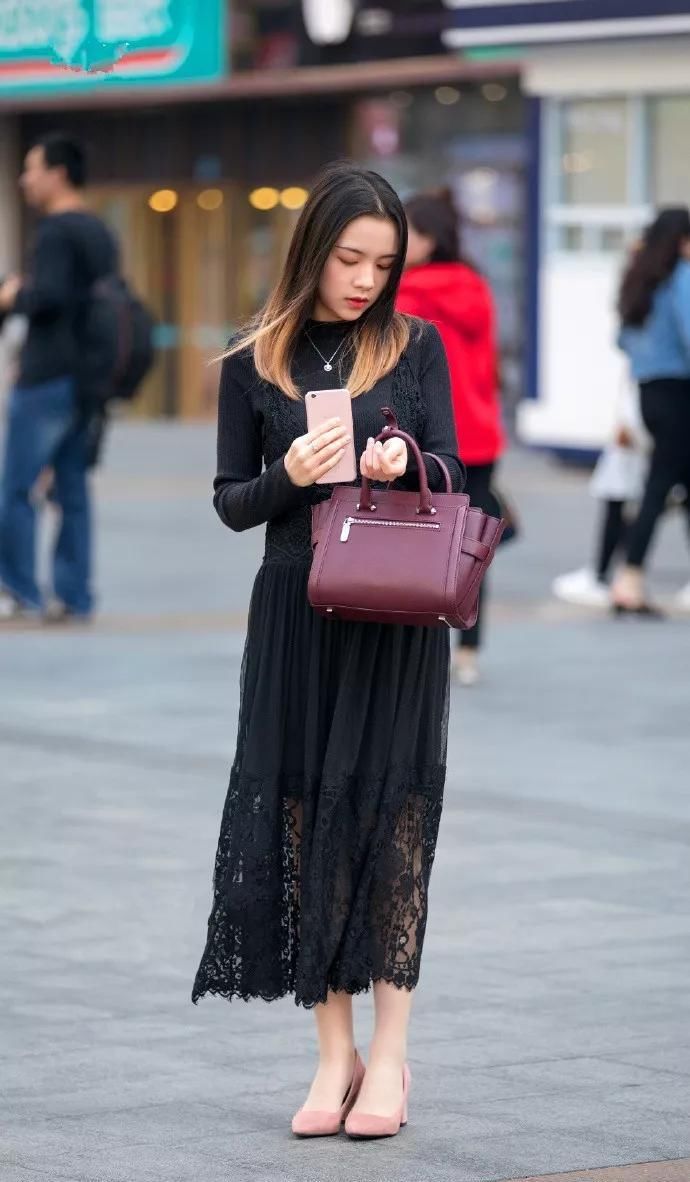 美女脚上搭配上一双一字带的高跟鞋，会让她显高又显气质