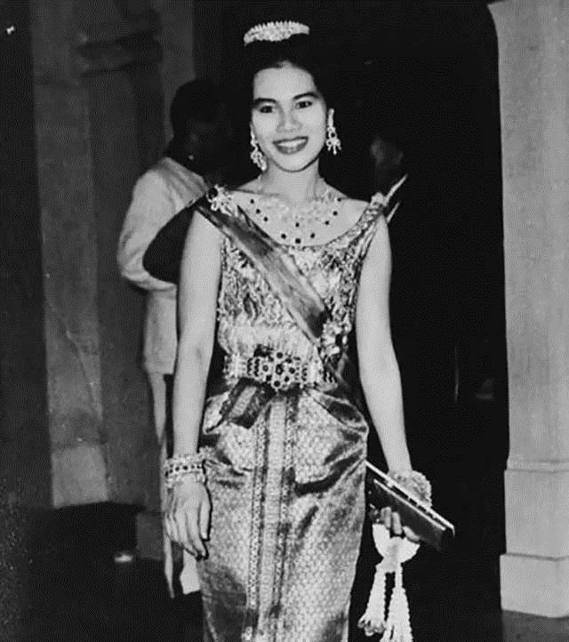 细数诗丽吉王后的传统服装,款款精美绝伦,不愧是泰国第一美人