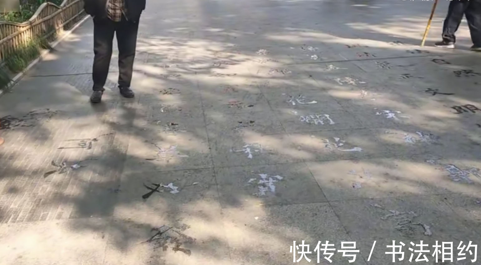 行书@70岁大爷写得一手精湛的书法,楷书险绝,行书王气王风,尴尬了谁