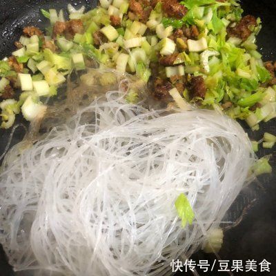 简单快手又下饭的芹菜肉末炒粉丝，吃起来那叫一个香