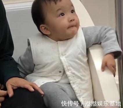 萌娃|“老干部奶奶”带娃坐地铁火了,萌娃“端手”的姿势模仿到了精髓