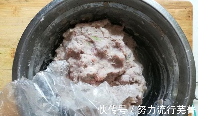 芋头|芋头猪肉丸子外酥里嫩，香糯可口，总是忍不住吃了一个又一个！