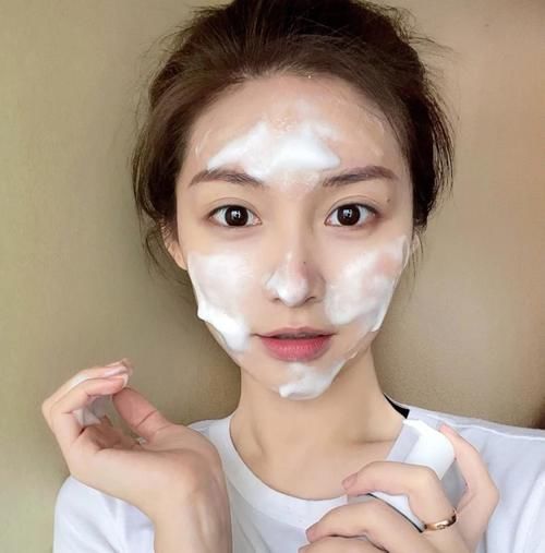 想让皮肤底子变好，建议做好3个护肤方法，很基础但容易被忽略