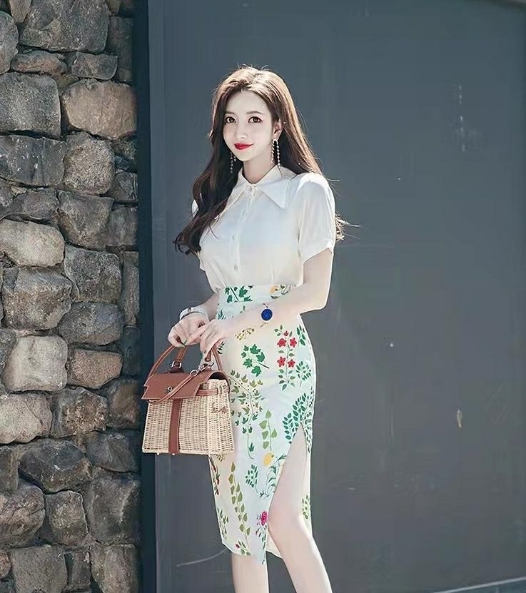 衬衫 职业套装的白色短袖衬衫,搭配开叉印花包臀半身裙的穿搭