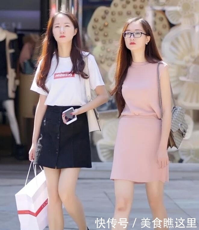 穿衣|街拍:一对长相很相似的闺蜜,穿衣风格却不同,你更喜欢哪一个?