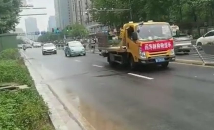 消防车|郑州街头，一位大爷的举动让人动容……