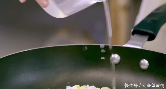 美食|雪梨玉米烙的简单做法,营养香甜,通便润肺,不错的宝宝辅食