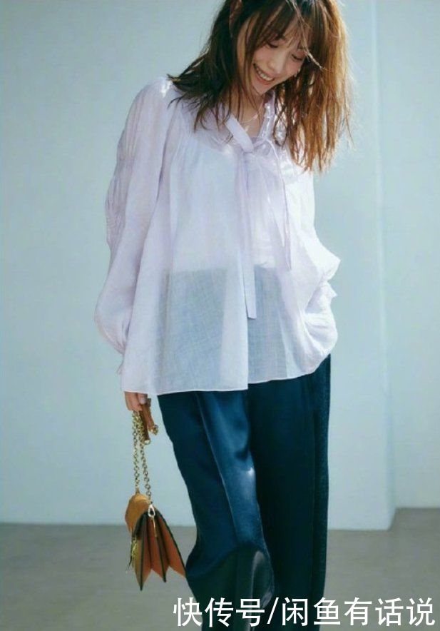 防晒衣已经过时了，今年流行“透视衫+阔腿裤”，时髦显瘦还清凉
