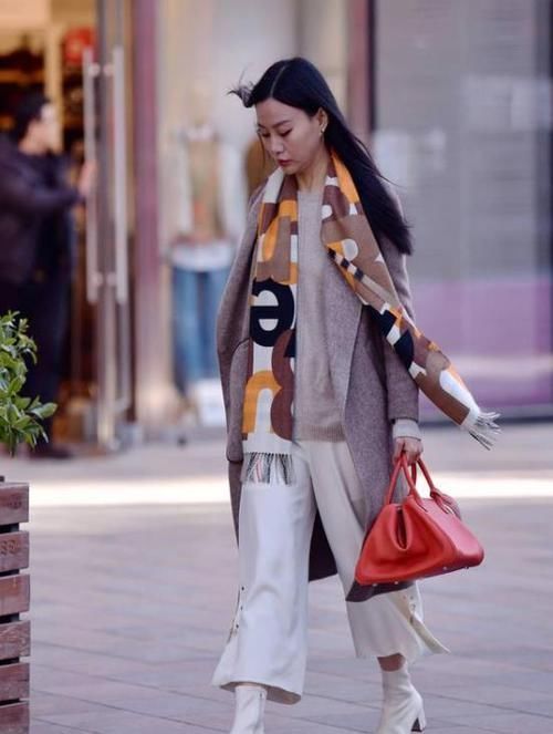 白色|街拍花枝招展的美女,一件白色上衣配黑色裤子,优雅气质迷人