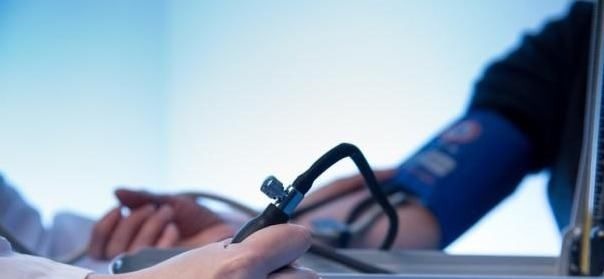 专家|高血压患者别担心，专家：起床“懒”，睡前少做3事，血压悄悄降