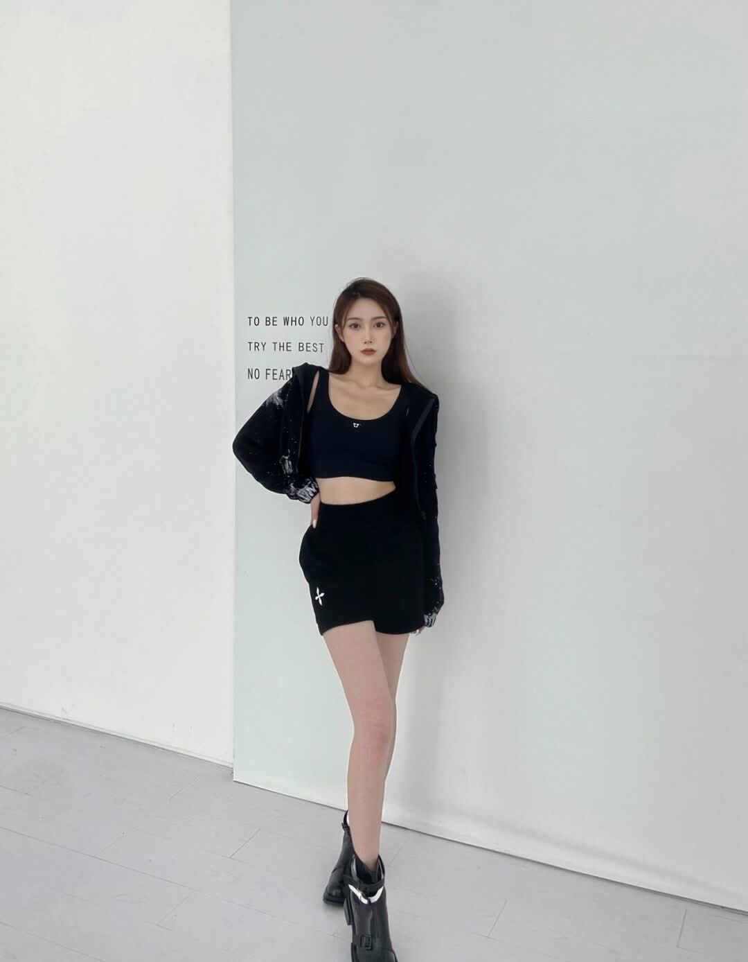 剑眉星 剑眉星目的小姐姐, 一身黑色休闲背心短裤搭短外套, 青春又活力