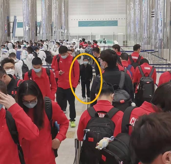 国家队|国家游泳队抵达阿联酋！全红婵被“巨人”包围，张雨霏穿着太抢眼