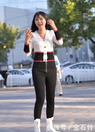 小姐姐|街拍:天气晴朗 心情愉快小姐姐笑容很美