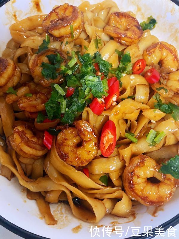 筷子|最让孩子停不下筷子的竟然是虾仁葱油拌面