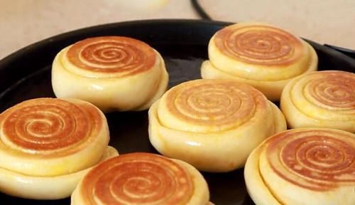 电饼铛里|自从学会此面食的做法后,我家一天做两锅,香软好吃,做法超简单