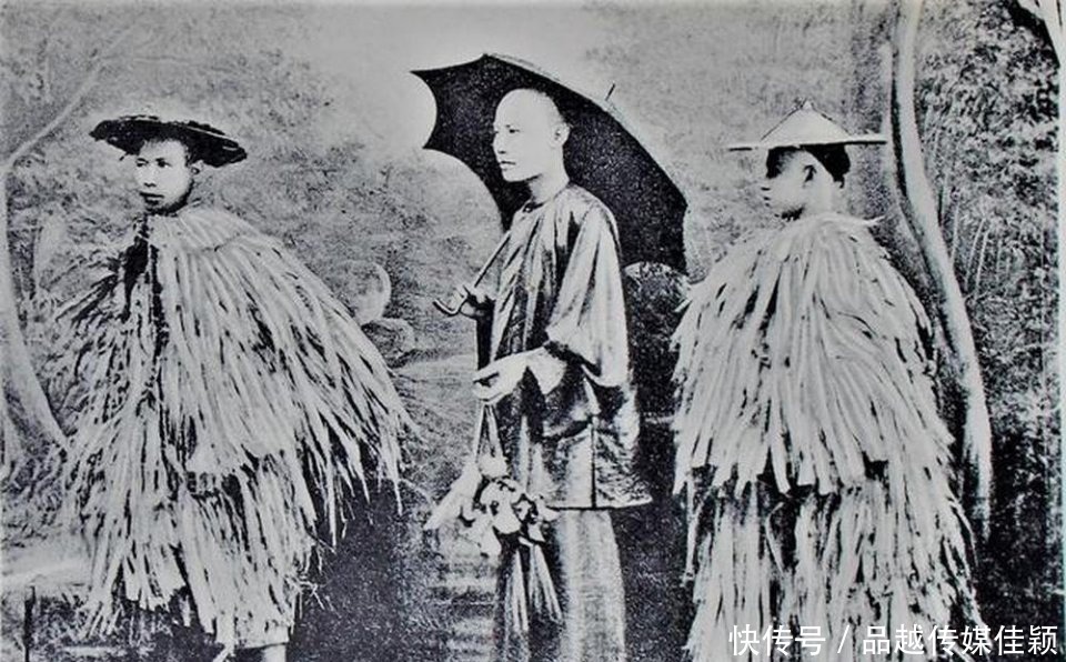 小脚女人|晚清时期老照片，裹小脚女人做针线活，照相馆模特展示雨具