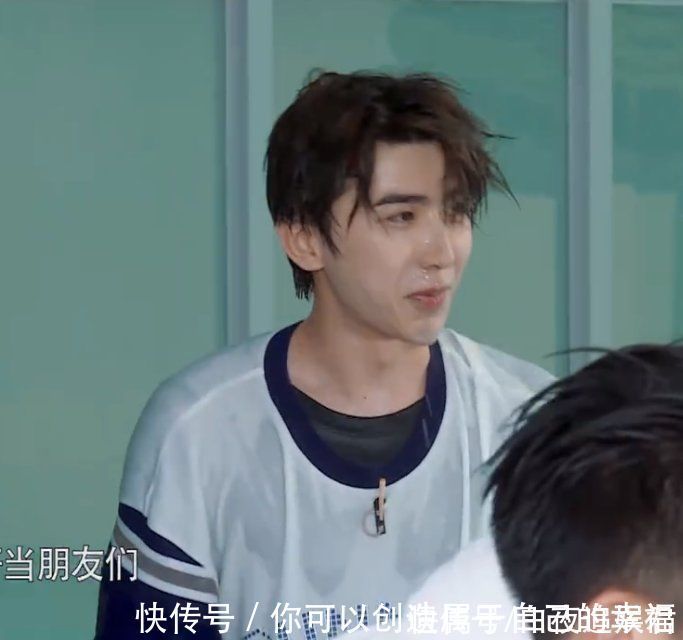 蔡徐坤在《跑男》中下水,脫妝之后素顏引熱議,簡直是內(nèi)娛天花板