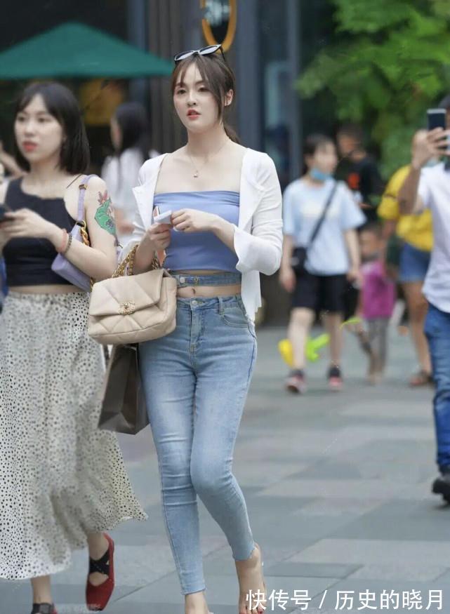 美女|谁说夏季不能穿牛仔裤？像美女这样搭配，用实力啪啪“打脸”！