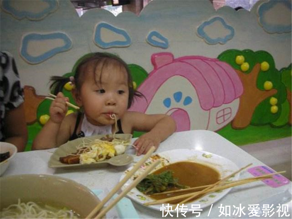 亲戚们|长大后没出息的孩子,吃饭时都有这“3种表现”第一种就让人讨厌