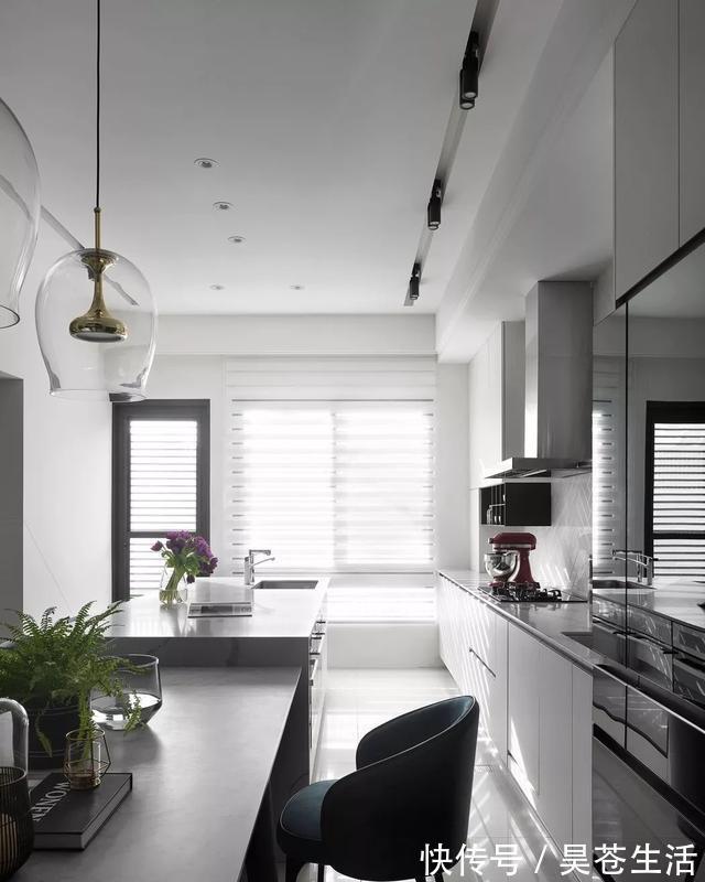 餐厨|90平两室新房，精致的黑白灰空间，餐厨一体+岛台，处处是惊喜