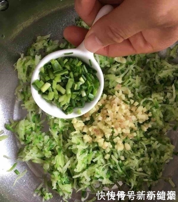 它是小人参，一元一斤，常吃润肺排毒助消化，夏月吃它正当季！